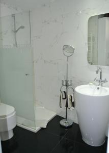 曼西利亚德拉斯穆拉斯MENCIA的带淋浴、盥洗盆和卫生间的浴室