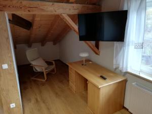 施坦察赫Eddy ´s Panorama Suite的客房设有书桌和墙上的电视。