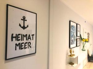 埃姆登Ferienwohnung Domizil am Delft Emden的客厅墙上挂着一幅锚的照片