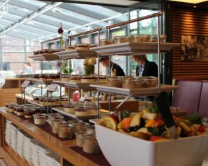 盖尔森基兴海纳公园酒店的展示着一串食物的自助餐