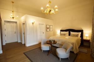 日利纳Hotel Château Gbeľany的卧室配有一张床和一张桌子及椅子