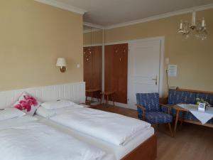 蒙德塞噶尼斯特巴尔酒店的一间卧室配有两张床和一张桌子及椅子