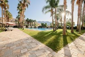 Hotel Envia Almería Spa & Golf内部或周边的泳池