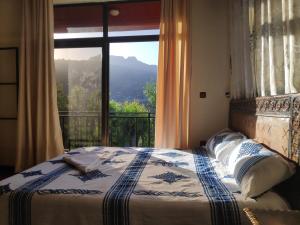 拉利贝拉Merkeza Guest House的一间卧室设有一张床和一个美景窗户。