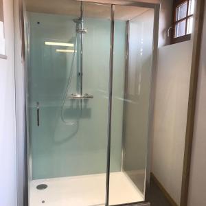 圣伊波利特La bacchante的浴室里设有玻璃门淋浴