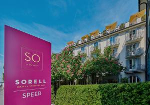 拉珀斯维尔-约纳斯皮尔索雷尔酒店的建筑前的紫色标志