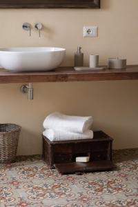 特拉帕尼Dimora Botteghelle的一间带白色水槽和柜台的浴室