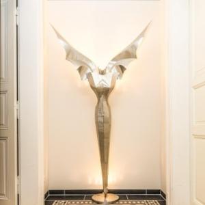 巴特尚道托斯卡尼-阿尔贝噶酒店的鸟儿在房间里的一个金属雕像
