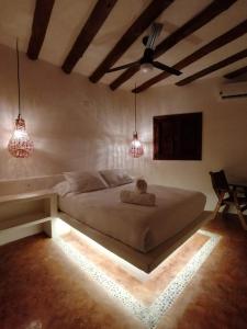 奥尔沃克斯岛Casa Mech的一间卧室配有一张大床和两个吊灯