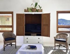 伊利亚贝拉CASA PIÚVA的客厅配有电视和2把椅子