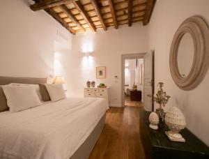 特拉帕尼Dimora Botteghelle的卧室配有一张白色大床和镜子