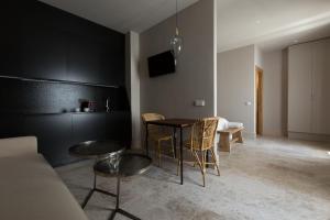 EsteponaChacón Apartments & Suites的客厅配有桌椅和沙发