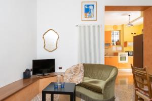 博洛尼亚Petroni 38 by Studio Vita的客厅配有椅子和电视