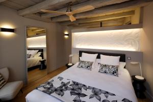 奥比松Les Maisons du Pont - Charme & Caractère的卧室配有带枕头的大型白色床