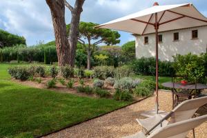 拉马蒂埃勒Les Pins de l'Escalet的花园内桌椅和遮阳伞