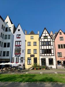科隆Altstadthotel Hayk am Rhein的城市中一排色彩缤纷的建筑