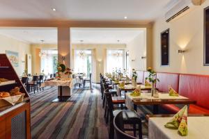 因戈尔施塔特巴伐利亚酒店 的餐厅内带桌椅的用餐室