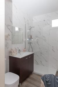 埃斯波森迪The Spot Hostel Ofir的白色的浴室设有卫生间和水槽。