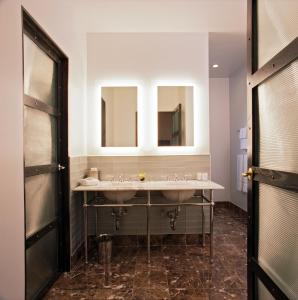 纽约Gild Hall, A Thompson Hotel, by Hyatt的浴室设有2个水槽和2面镜子