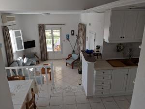 皮索利瓦迪Anthoula's Sea View Apartment的厨房以及带桌子和沙发的客厅。