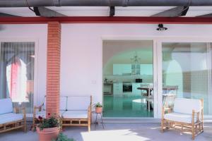 马萨鲁布朗斯Masseria Torca - Isca的一个带桌椅的庭院和一间餐厅