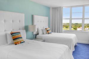 迈阿密海滩海岸套房公寓式酒店客房内的一张或多张床位