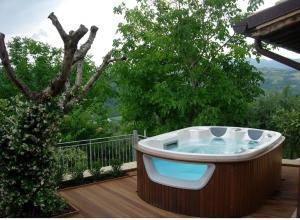 RosoraCasa delle Noci b&b的木板旁的热水浴缸