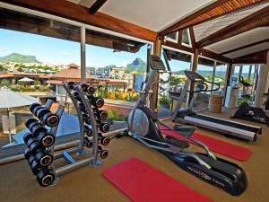 弗利康弗拉克昂亚利温泉酒店的享有美景的健身房设有有氧器材