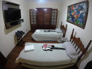 Confortável casa de madeira客房内的一张或多张床位