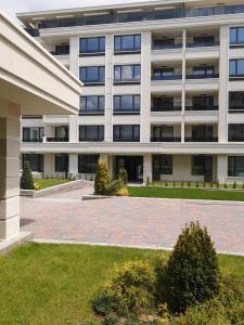 索非亚Business and Leisure apartments in Mladost 2 with FREE Garage的一座大建筑,前面有一个庭院