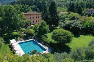 卡麦奥雷Relais Corte Rodeschi的享有房子和游泳池的空中景致
