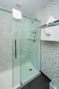 帕克城帕克城山峰酒店的浴室里设有玻璃门淋浴