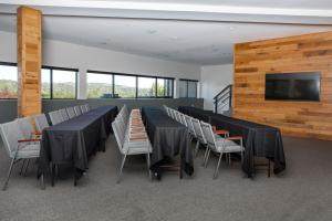 帕克城帕克城山峰酒店的一间会议室,配有长桌子和椅子