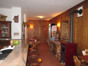 奥伦佐卡多利穆布雷蓝屋住宿加早餐旅馆的厨房配有木制橱柜和带凳子的台面
