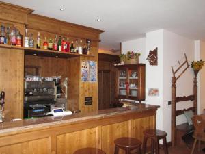 奥伦佐卡多利穆布雷蓝屋住宿加早餐旅馆的酒吧,餐厅设有木柜和酒吧凳子