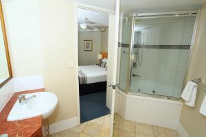 穆卢拉巴地标度假酒店的带淋浴、盥洗盆和卫生间的浴室