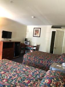 BloomingtonSierra Crossing Motel的酒店客房配有两张床和一张书桌
