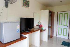 涛岛Lucky house Koh Tao的客厅设有壁挂式平面电视。