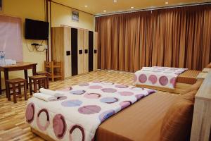 Ban Nong Nam Khan鲁安迈风情度假村2号的大房间设有两张床和一张桌子