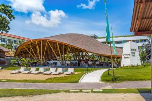 努沙杜瓦IKOSHAROLD Resort Benoa的前面有凉亭的建筑