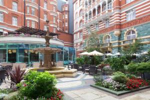 伦敦圣詹姆士庭院-阿塔酒店-伦敦的庭院设有喷泉、椅子和建筑