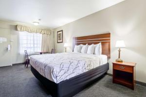 Rancho San Diego Inn & Suites客房内的一张或多张床位