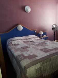 索恩河畔沙隆雅克拜斯酒店的一间卧室配有一张蓝色床头板的床
