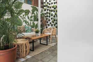 日惹日惹加持酒店的一个带植物和桌椅的庭院