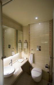新德里Hotel Picasso Paschim Vihar Delhi - Couple Friendly Local IDs Accepted的一间带卫生间和水槽的浴室