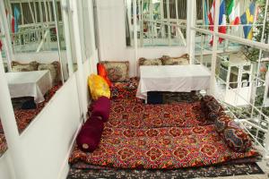 塔什干安瓦尔贵客酒店的一间设有两张桌子的房间和一张地毯