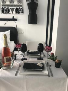 布鲁塞尔Les lofts de Styliste的一张带白色桌布和一瓶香槟的桌子