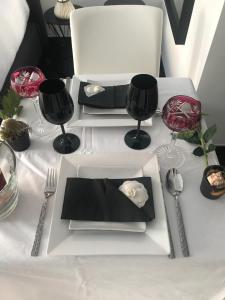 布鲁塞尔Les lofts de Styliste的白色的桌子,上面有黑餐巾板