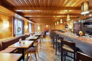 费尔德基希维斯科鲁兹酒店 的一间带桌椅的餐厅和一间酒吧