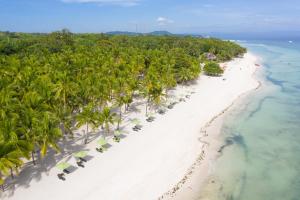 邦劳Oceanica Resort Panglao - formerly South Palms Resort Panglao的享有海滩的空中景致,配有椅子和棕榈树